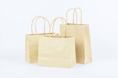 beyaz zemin üzerinde boş kahverengi kağıt torba.