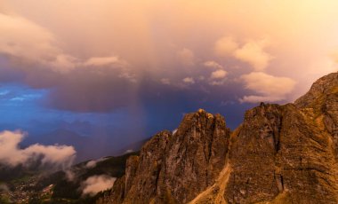 İtalya 'nın Dolomitler Dağları' nda yaz aylarında gün batımından sonra gelen güzel bir ışık.