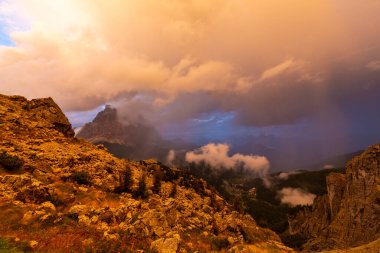 İtalya 'nın Dolomitler Dağları' nda yaz aylarında gün batımından sonra gelen güzel bir ışık.