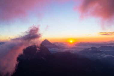 İtalya 'nın Dolomitler Dağları' nda yaz aylarında gün batımından sonra gelen güzel bir ışık.