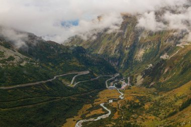 Dolomite Dağları 'ndaki manzara, İtalya, yaz aylarında, dramatik fırtına bulutlarıyla