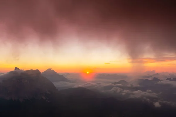 意大利白云山风暴过后美丽的落日 — 图库照片
