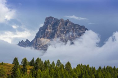 Dolomite Dağları 'ndaki manzara, İtalya, yaz aylarında, dramatik fırtına bulutlarıyla