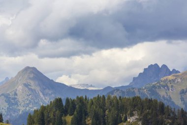 Dolomite Dağları 'ndaki manzara, İtalya, yaz aylarında, dramatik fırtına bulutlarıyla