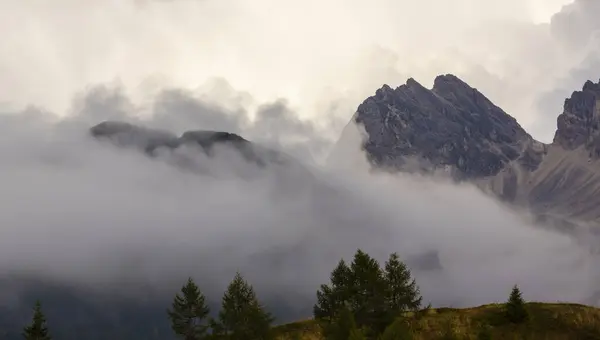 Paesaggio Nelle Dolomiti Italia Estate Con Drammatiche Nuvole Tempesta — Foto Stock