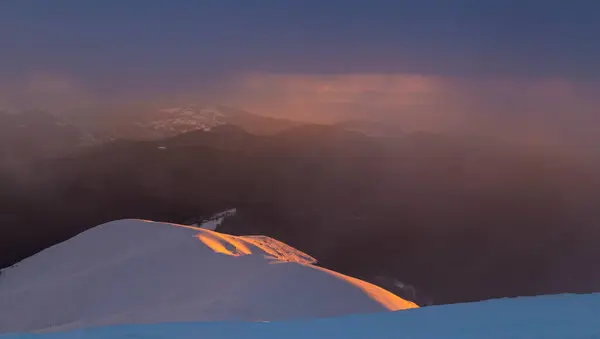 冬季阿尔卑斯山美丽的夕阳 — 图库照片