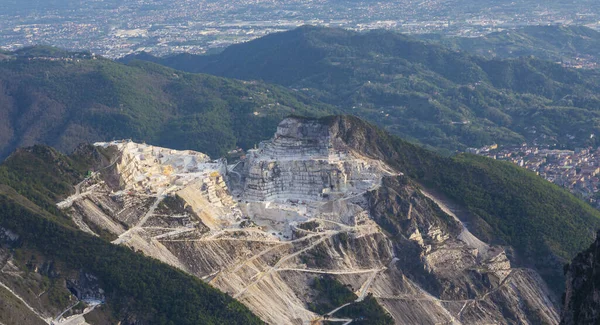 İtalya 'nın Carrara bölgesinde beyaz mermer bloklarıyla mermer ocağı olan güzel bir manzara.