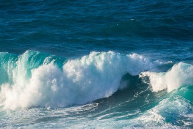 Madeira Atlantik kıyı şeridindeki Porto Moniz 'de büyük güçlü fırtına dalgaları
