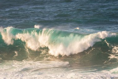 Madeira Atlantik kıyı şeridindeki Porto Moniz 'de büyük güçlü fırtına dalgaları