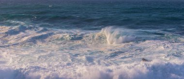 Madeira Atlantik kıyı şeridindeki Porto Moniz 'de büyük güçlü fırtına dalgaları