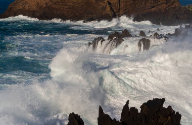 Madeira Atlantik kıyı şeridindeki Porto Moniz 'de büyük güçlü fırtına dalgaları