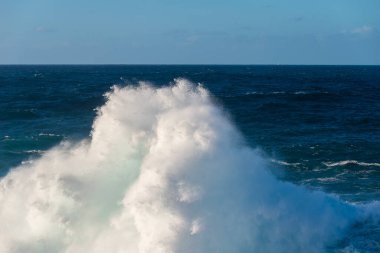 Madeira Atlantik kıyı şeridindeki Porto Moniz 'de büyük güçlü fırtına dalgaları