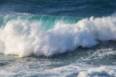 Madeira Atlantik kıyı şeridindeki Porto Moniz 'de büyük güçlü fırtına dalgaları