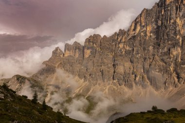 İtalya 'nın Dolomite Dağları' ndaki manzara, yaz aylarında, dramatik fırtına bulutlarıyla, Civetta Dağı ve Pelmo bölgelerinde