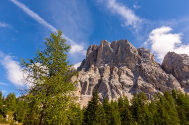İtalya 'nın Dolomite Dağları' ndaki manzara, yaz aylarında, dramatik fırtına bulutlarıyla, Civetta Dağı ve Pelmo bölgelerinde