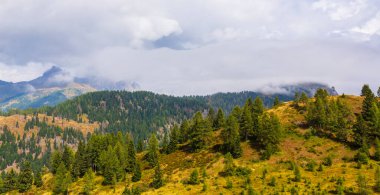 İtalya 'nın Dolomite Dağları' ndaki manzara, yaz aylarında, dramatik fırtına bulutlarıyla, Civetta Dağı ve Pelmo bölgelerinde