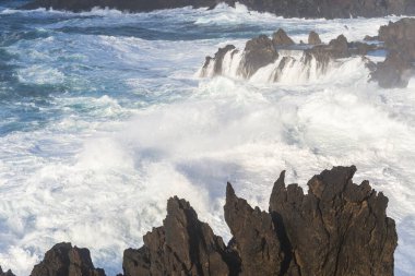 Madeira Atlantik kıyı şeridindeki Porto Moniz 'de büyük güçlü fırtına dalgaları