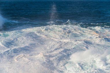 Madeira Atlantik kıyı şeridindeki Porto Moniz 'de büyük güçlü fırtına dalgaları