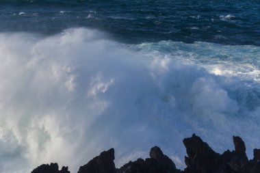Portekiz 'in Madeira Atlantik kıyı şeridinde Porto Moniz' deki güçlü fırtına dalgaları