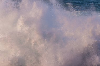 Portekiz 'in Madeira Atlantik kıyı şeridinde Porto Moniz' deki güçlü fırtına dalgaları