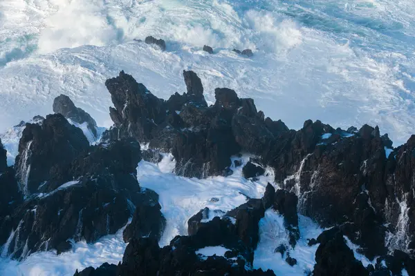 Portekiz 'in Madeira Atlantik kıyı şeridinde Porto Moniz' deki güçlü fırtına dalgaları