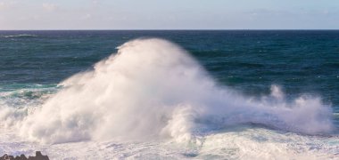 Portekiz 'in Madeira Atlantik kıyı şeridinde Porto Moniz' deki güçlü fırtına dalgaları
