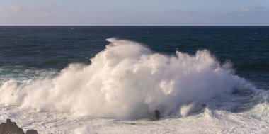 Portekiz 'in Madeira Atlantik kıyı şeridinde Porto Moniz' deki güçlü fırtına dalgaları