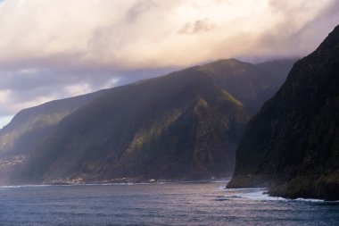 Madeira, Portekiz 'deki güzel kıyı bölgesi ve fırtına bulutları
