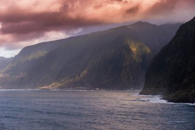 Madeira, Portekiz 'deki güzel kıyı bölgesi ve fırtına bulutları