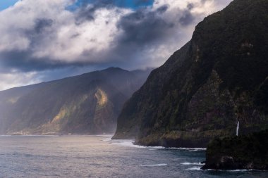 Madeira, Portekiz 'deki güzel kıyı bölgesi ve fırtına bulutları