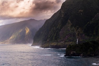 Madeira, Portekiz 'deki güzel kıyı bölgesi ve fırtına bulutları