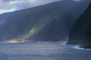 Madeira, Portekiz 'deki güzel kıyı bölgesi ve fırtına bulutları