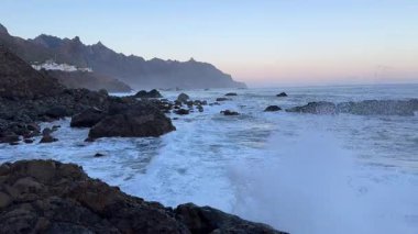 İspanya, Tenerife 'de Atlantik kıyısında güzel bir gün doğumu