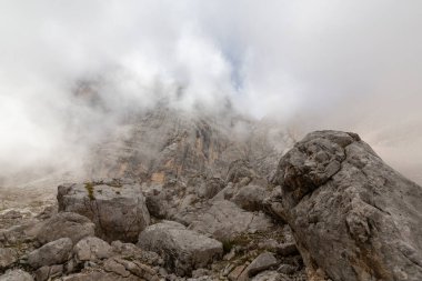 İtalya 'nın Dolomite Dağları' nda yaz mevsiminde dramatik bir fırtına kopuyor.