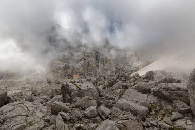 İtalya 'nın Dolomite Dağları' nda yaz mevsiminde dramatik bir fırtına kopuyor.