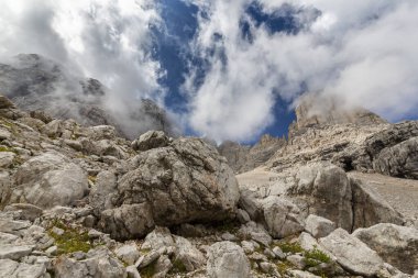 İtalya 'nın Dolomite Dağları' nda yaz mevsiminde dramatik bir fırtına kopuyor.