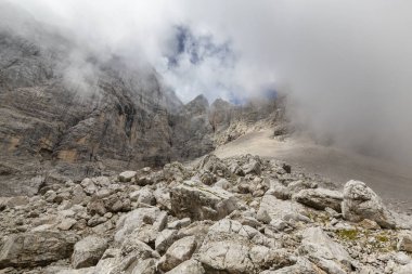 İtalya 'nın Dolomite Dağları' nda yaz mevsiminde dramatik bir fırtına kopuyor.