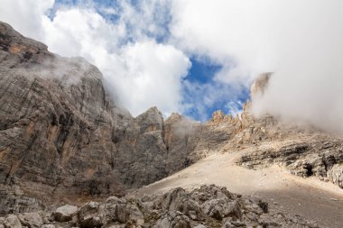 İtalya 'nın Dolomite Dağları' nda yaz mevsiminde dramatik bir fırtına kopuyor.