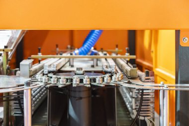 Endüstriyel alanda otomatik üretim şişe üfleme makinesinin sürekli taşıyıcı bileşenini kapat