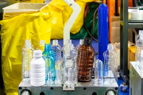 Різні Зразки Прозорої Пластикової Пляшки Іншого Кольору Попередньою Сировиною Розміщують — стокове фото