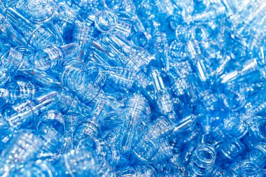Birçok şeffaf preform mavi plastik evcil hayvan hammaddesi otomatikman imalat işlemi için su şişesi endüstriyel içecek içinde üfleme