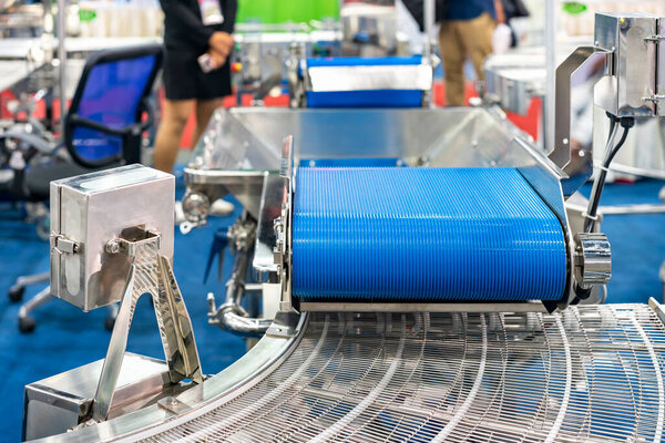 Резиновая лента и проволочная сетка из нержавеющей стали конвейер автоматической производственной линии производственного процесса для транспортировки товаров или изделий и т.д. в промышленности