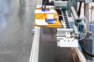 Endüstriyel üretim sürecinde ürünü kemer taşıyıcıya etiketlemek için otomatik sürekli etiketleme makinesi