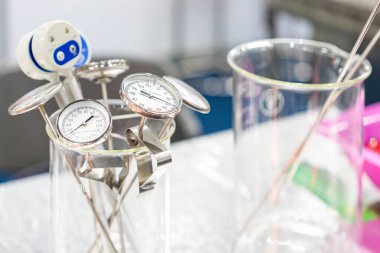 Laboratuvar veya gıda endüstrisi bardaklarındaki ısı ölçme yeri için çeşitli tip termometre dedektörleri vs..