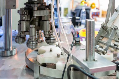 Yiyecek ya da içecek doldurma ve paketleme endüstriyel işlemleri için konserve dikiş makinesinin kaplama ya da mühür bileşenini kapat