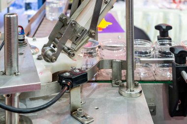 Gıda ve içecek doldurma ve paketleme endüstriyel doldurma işlemleri için konserve dikiş makinesinin taşıyıcı ve kontrol kapağı bileşeni için sensör ve paraşütü kapat