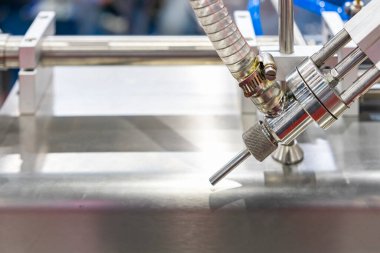 Otomatik sıvı dolgunun paslanmaz çelik tüp pnömatik dağıtım bileşeni veya yiyecek içeceği ve diğer ürünlerin imalatında kullanılan dağıtıcı. endüstriyel