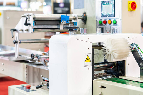 Белая пп роликовая щетка на машине поверх изогнутого конвейера компонента для очистки продукта перед следующим процессом, например, содержать и упаковки в пищевой промышленности или других