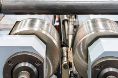 Endüstriyel imalat için kullanılan otomatik hidrolik yatay iple çalışan iki ipliği kapat.