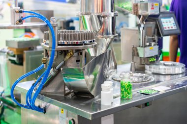 Yeşil kapsül şeffaf ve beyaz plastik kapsül otomatik kapsül doldurma makinesinde tıbbi endüstriyel